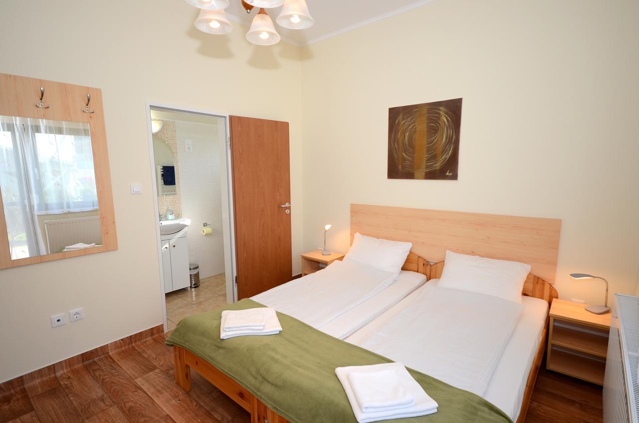 Szarszo Panzio Bed & Breakfast Balatonszarszo Exterior photo